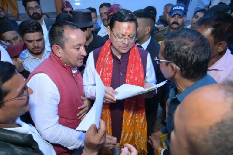 मुख्यमंत्री पुष्कर सिंह धामी ने पैतृक गांव में ग्रामीणों एवं जनप्रतिनिधियों से की मुलाकात